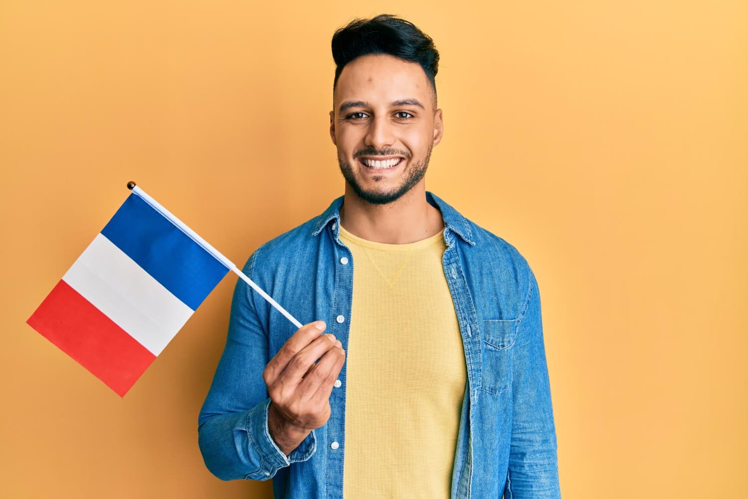 Personne heureuse tenant un drapeau français