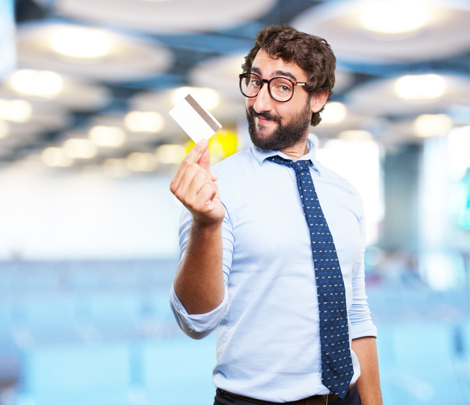 Homme choisissant sa carte bancaire