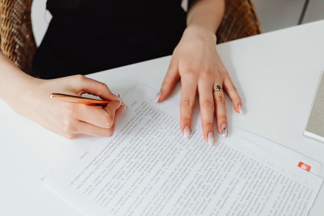 Personne remplissant des documents administratifs