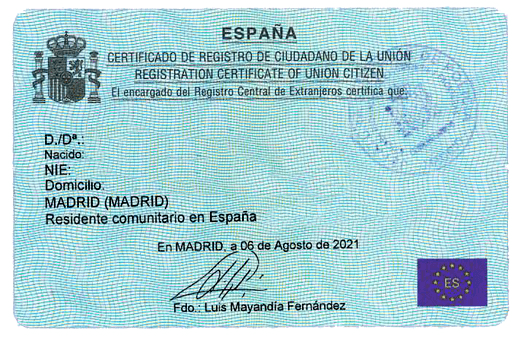 Persona cumplimentando documentos administrativos para España