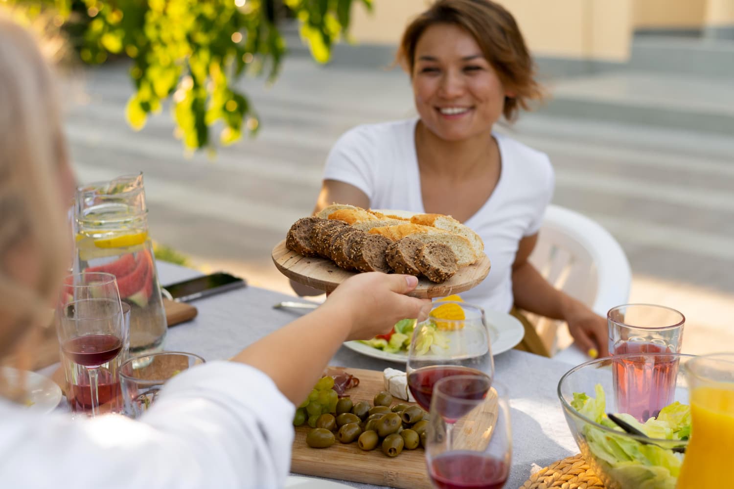 Repas convivial dans un restaurant en Espagne