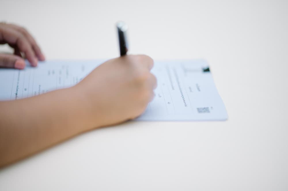 mujer sonriente con la bandera española