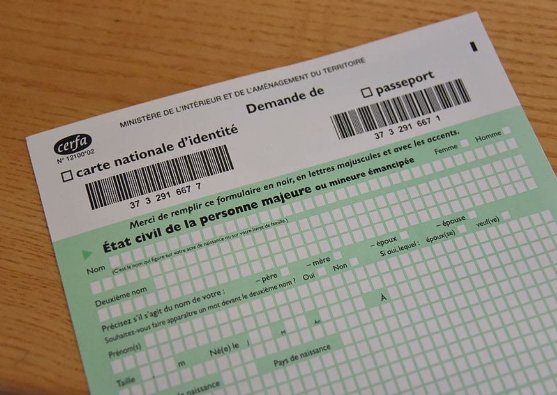 French passport and documents for renewal