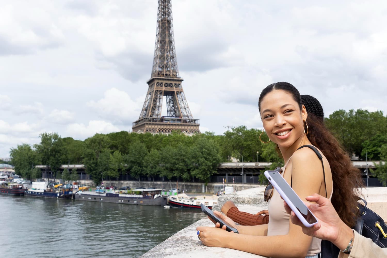 Femme professionnelle souriante à Paris, symbole d'une installation réussie avec le visa talent France
