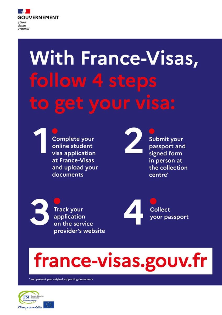 Étudiants internationaux marchant sur un campus universitaire en France