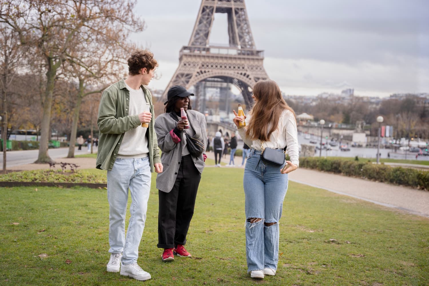 Étudiants internationaux en France profitant de la culture