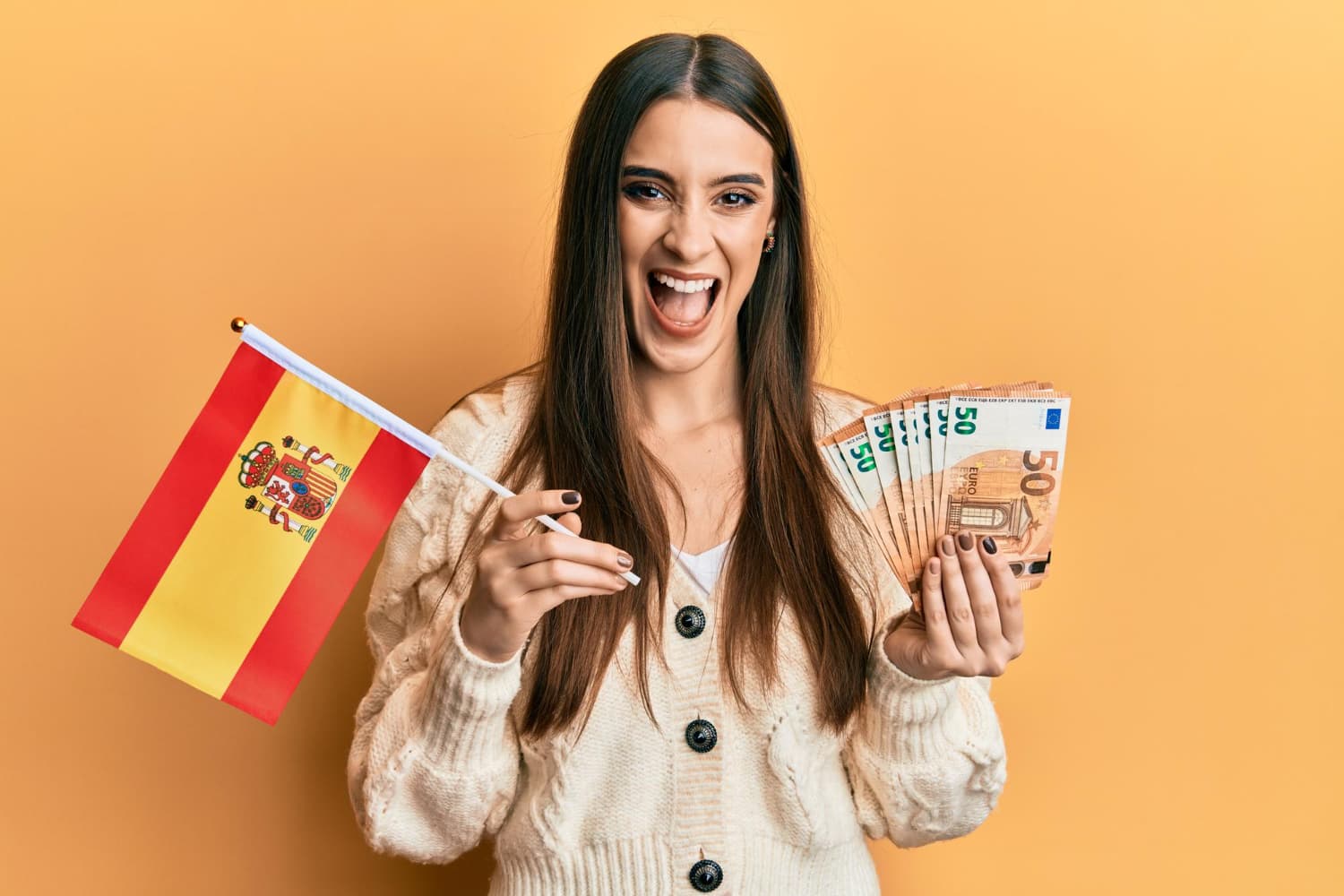 Mujer feliz con su nueva tarjeta bancaria en España
