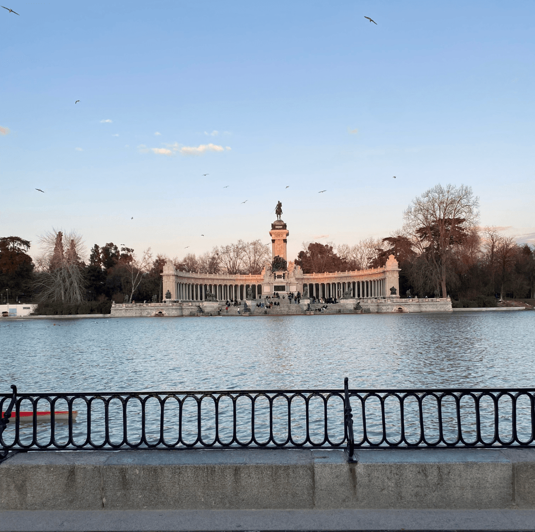 Vue ensoleillée d'une ville espagnole