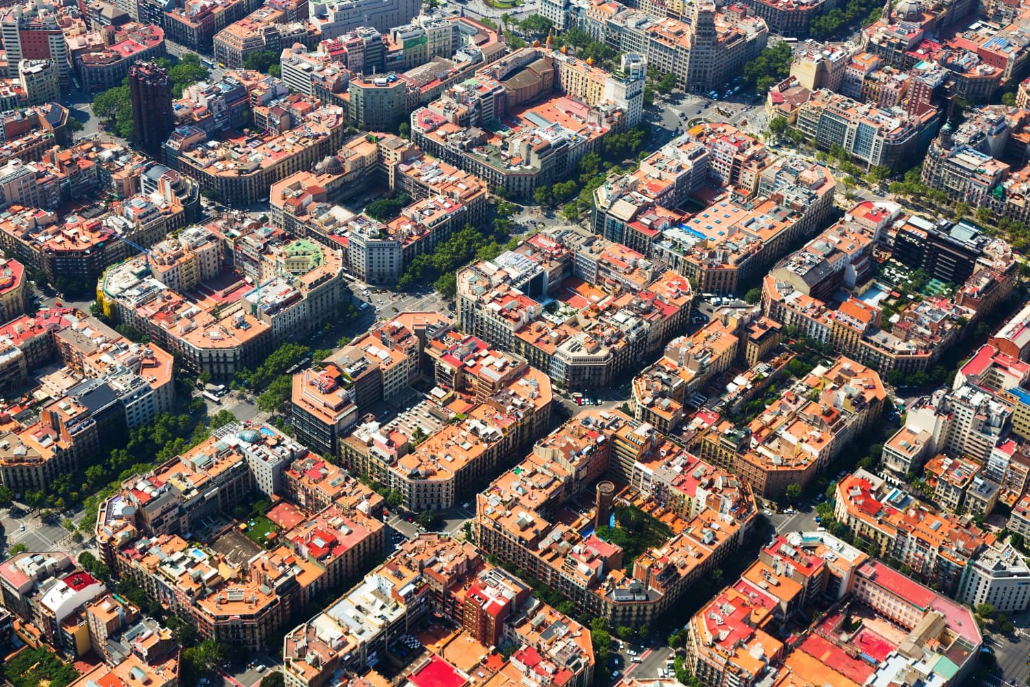 Toits méditerranéens en Espagne avec immeubles d'habitation serrés et tuiles traditionnelles